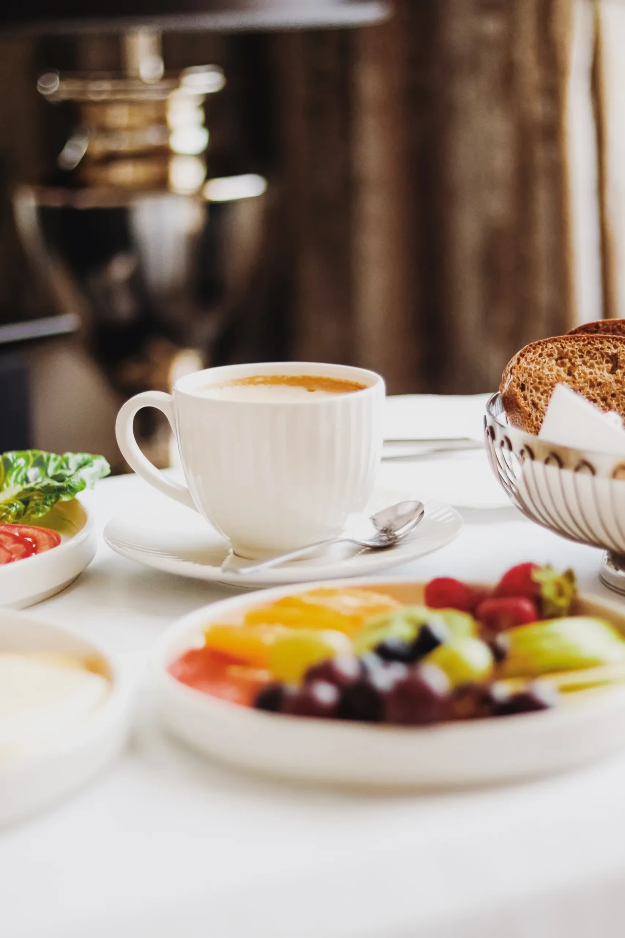 Gedeckter Frühstückstisch im Hotel Lasalt Ischgl