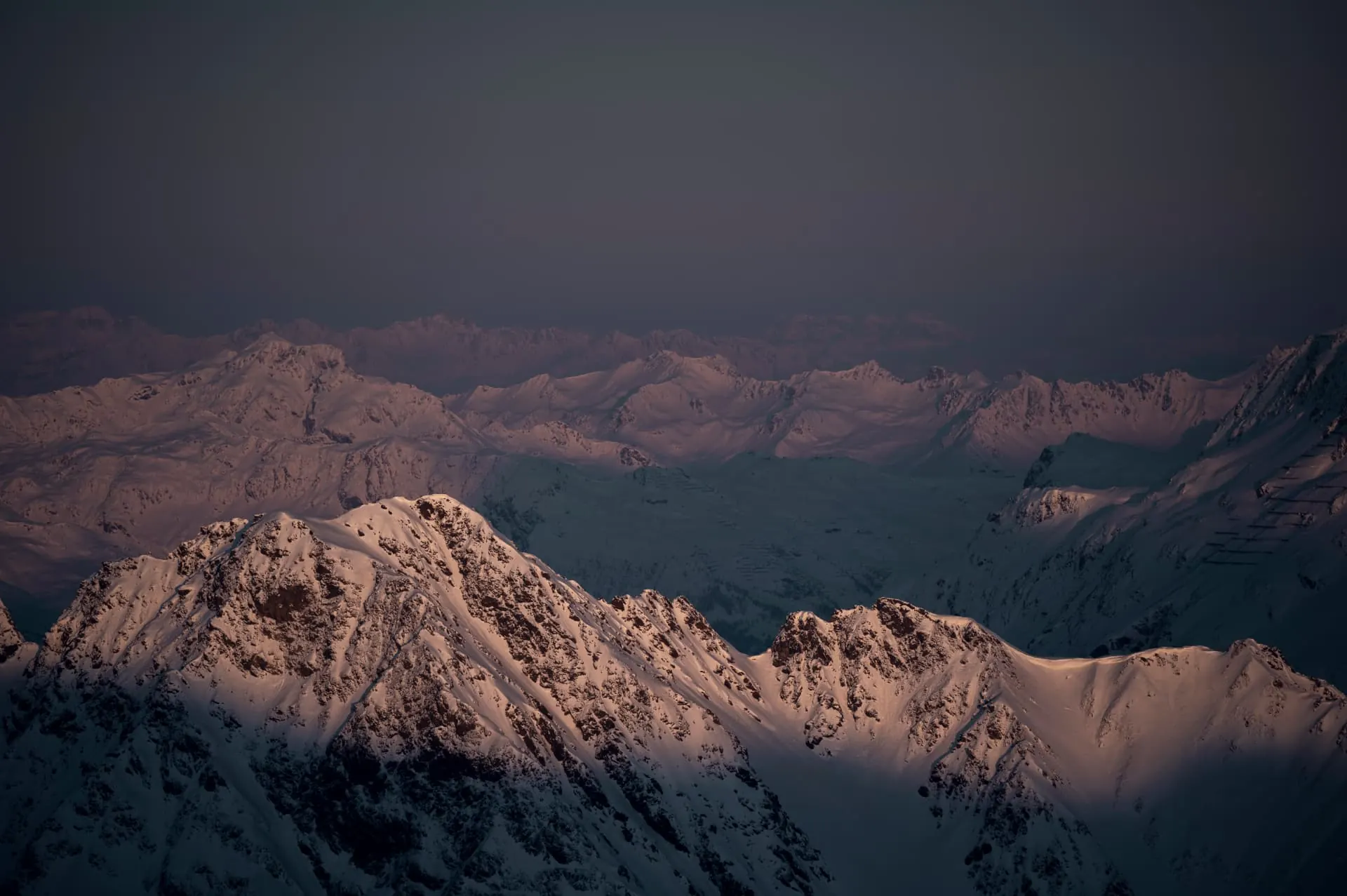 Verschneite Berggipfel rund um Ischgl im Abendlicht