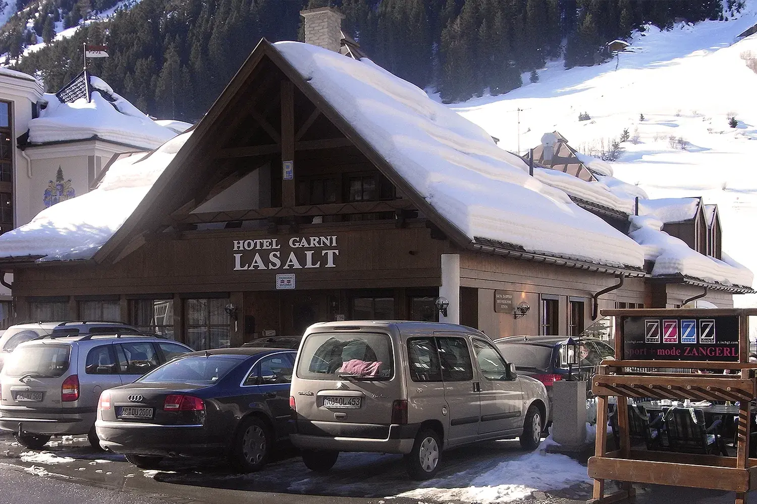 Hotel Garni Lasalt in Ischgl im Winter mit verschneitem Dach