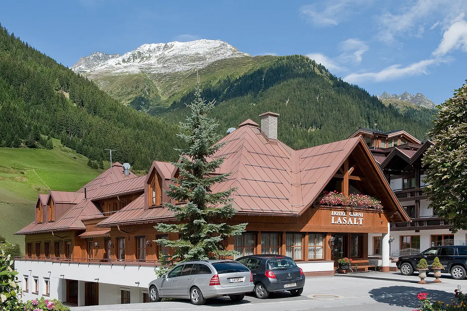 Hotel Garni Lasalt in Ischgl im Sommer vor der Bergkulisse