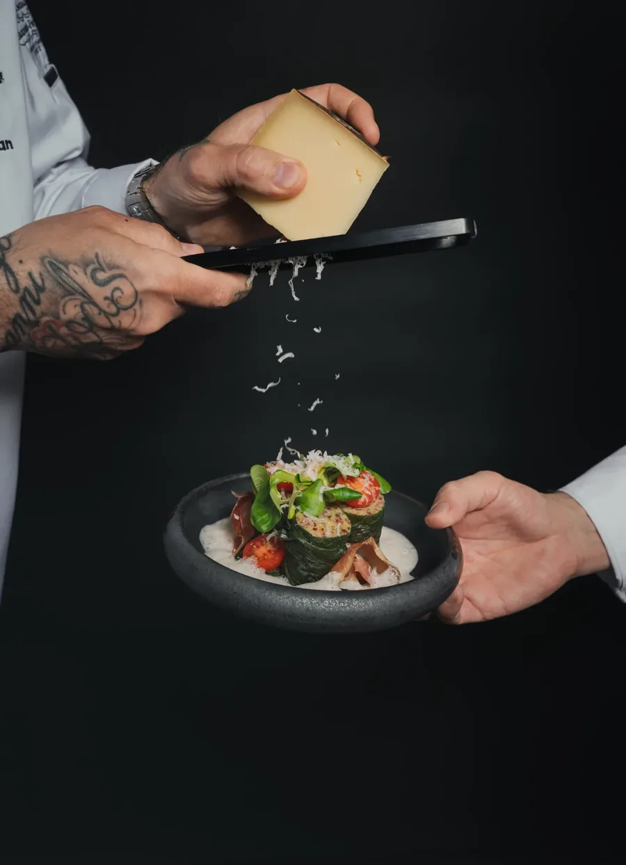 Küchenchef verfeinert ein Gericht im Hotel Lasalt
