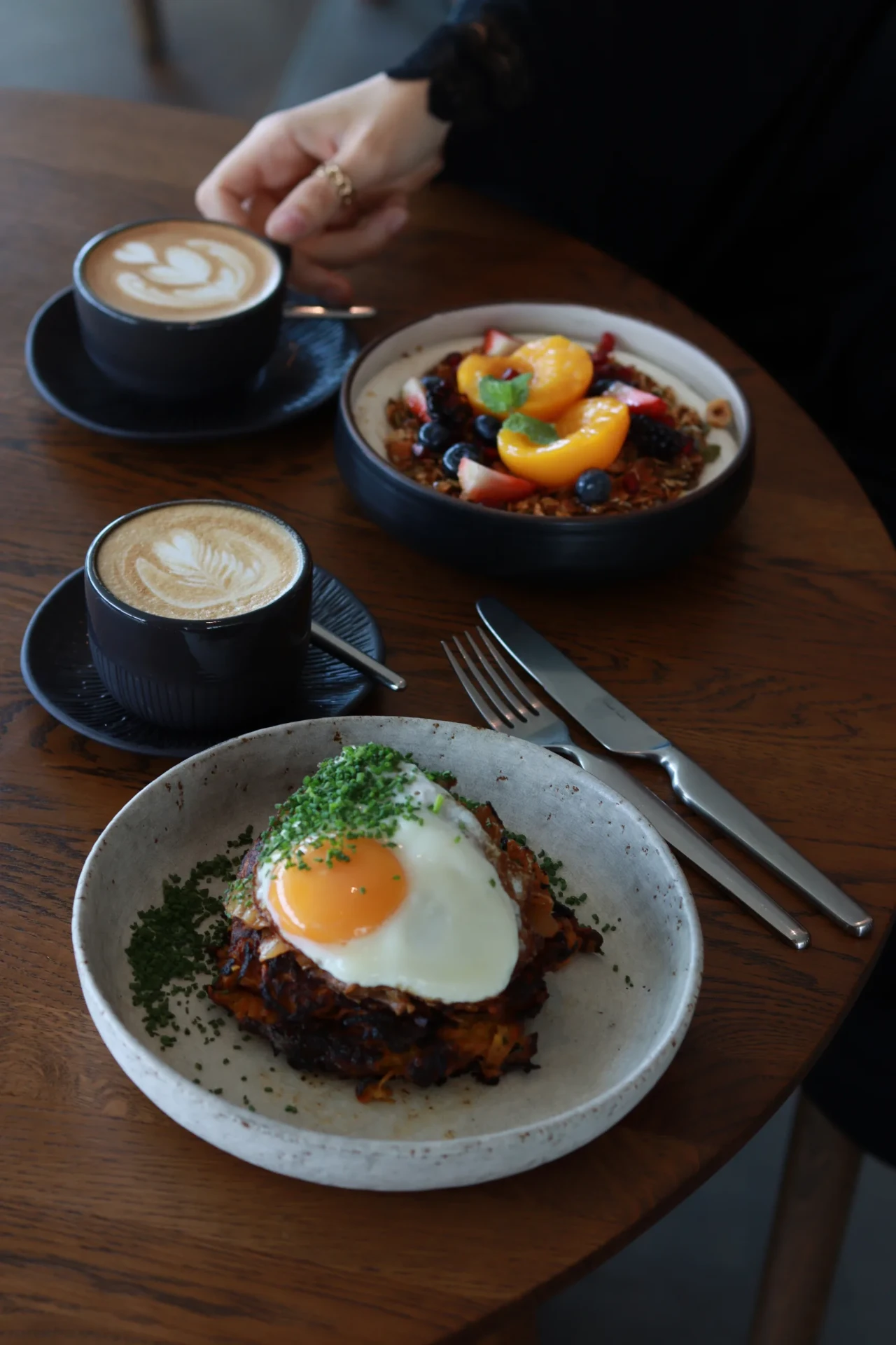 Frühstück mit Kaffee, Ei und Fruchtbowl im Hotel Lasalt