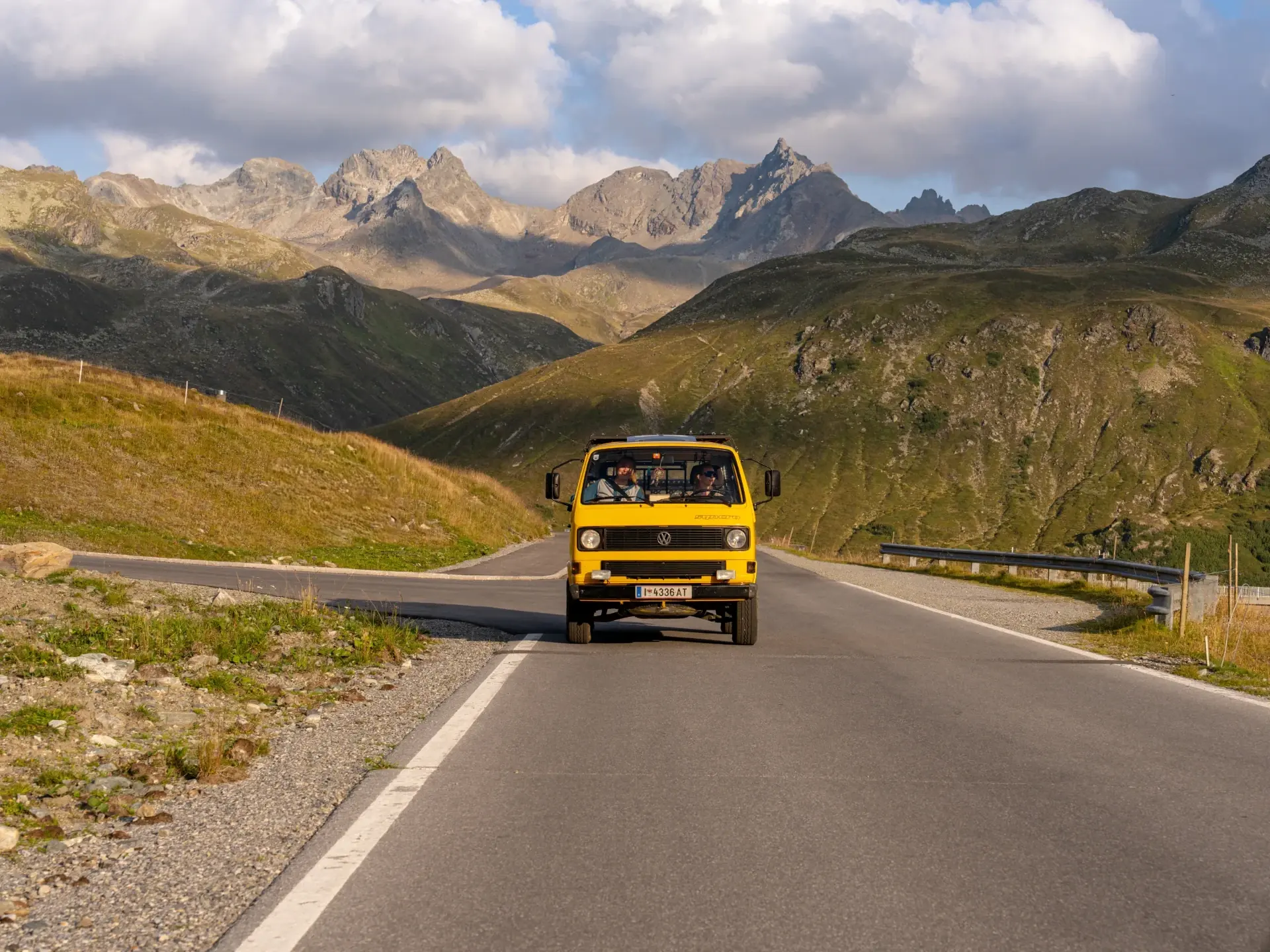 Oldtimer-Bus auf der Straße ins Paznaun mit Bergpanorama