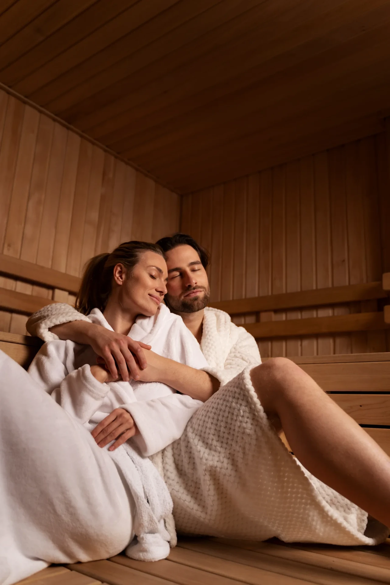 Paar entspannt im Wellnessbereich des Hotel Lasalt