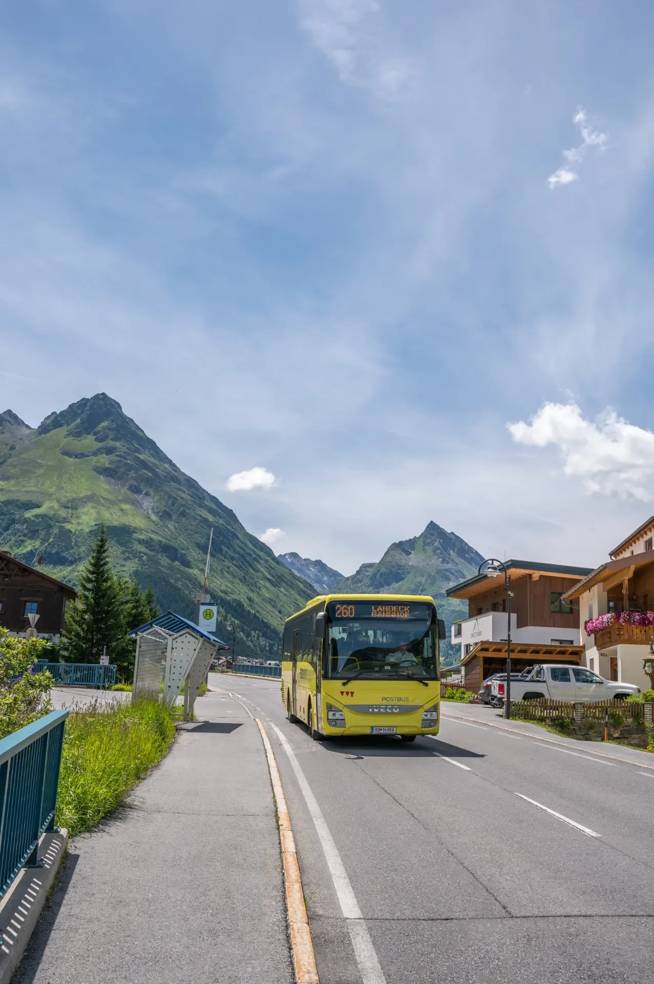 Postbus der Linie 260 an einer Haltestelle im Paznaun